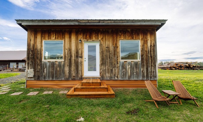 Whitehall Sonstige | Off-grid tiny home farm stay with incredible mountain views!