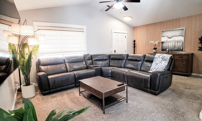 Ogden Haus | Ogden Dream+Hot Tub+Fenced Yard+Gazebo+BBQ+View+Garage+W/D