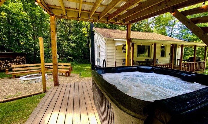 Mill Run Hütte | Ohiopyle Hideaway · Hot Tub Fire Pit !.5 miles to Ohiopyle