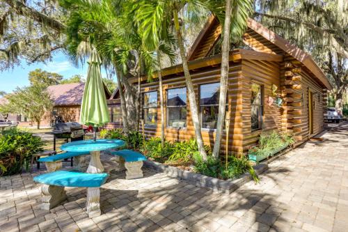 Okeechobee Haus | Okeechobee Cabin with Patio and Community Pool!