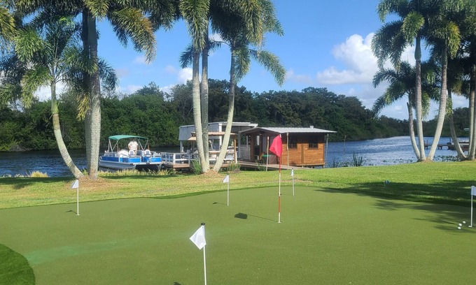 Taylor Creek Haus | "OKEETIME" fish golf 360 night up to 8,sleeps 16 pontoon xtra READ DETAILS ty