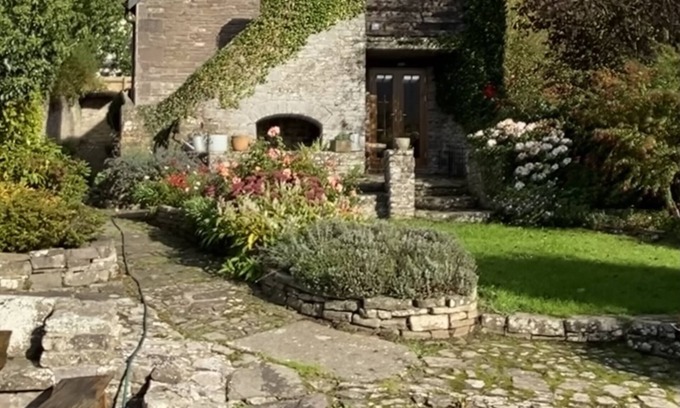 Llanfihangel Tal-y-llyn Haus | Old Coach House with stunning views over the Brecon Beacons. Sleeps 9 + cot