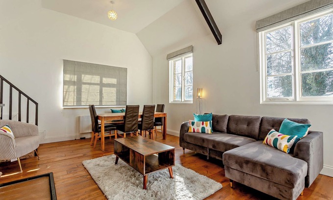 Ledbury Hütte | Old School House-2 bedroom-sleeps 6-large garden