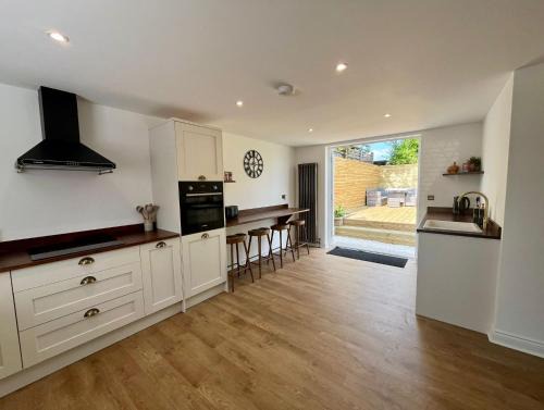 Brighton Haus | Olive Tree Brighton-Bright & Spacious 4 bedroom home with Garden & Free parking