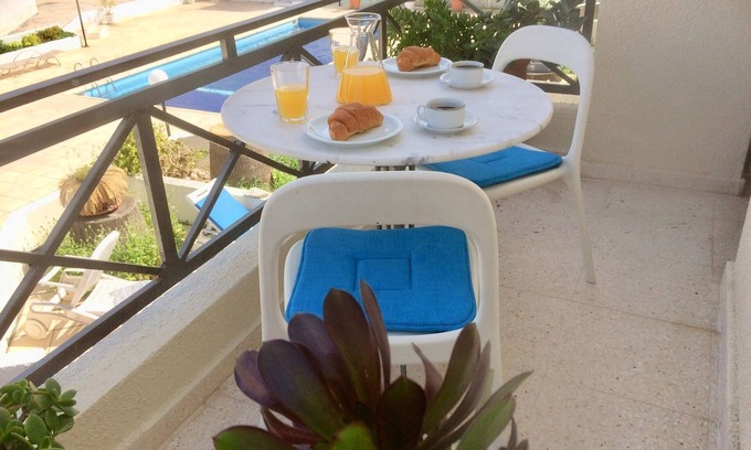 Paphos Wohnung | Olympischer Poolblick, 5 Minuten zu Fuß zur Küste und zu den Stränden.