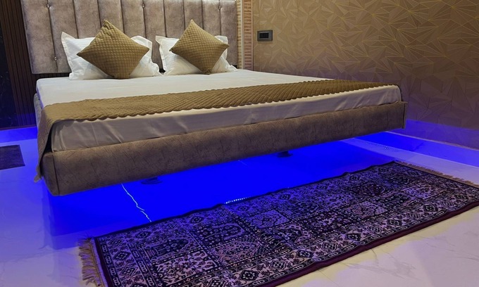 Mahmoorganj Haus | Om Nilay Paying Guest House By GRB