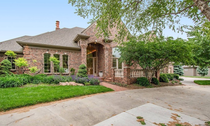 Papillion Haus | Amazing Mansion on Golf Course