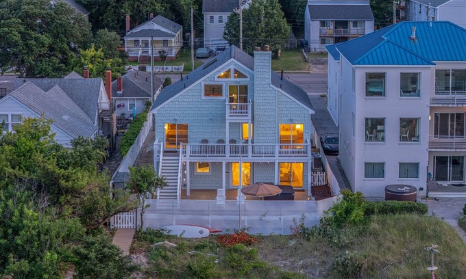 Bayview Haus | On Beach 3BD+Loft: Sauna|HotTub|Billard|FencedDeck