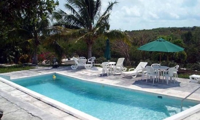 Hartswell Hütte | Exuma Vacation Cottages auf einem Hügel mit direktem Zugang zum Wasser, Steg und Kajaks.