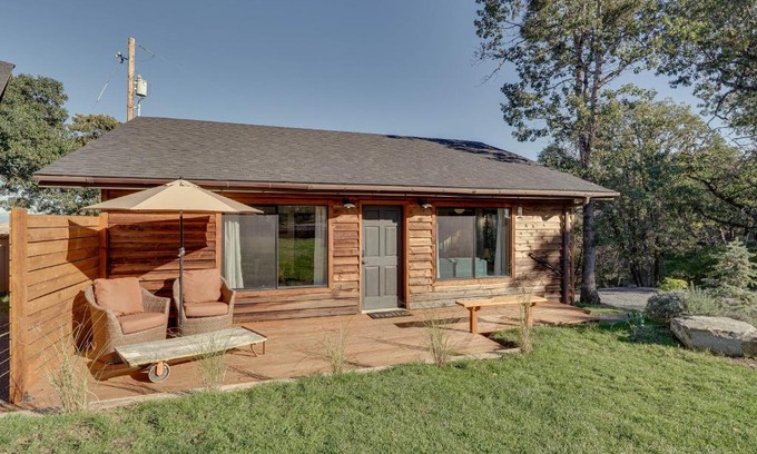 Central Point Haus | On-Site Winery and Tasting Room Oregon Bungalow!