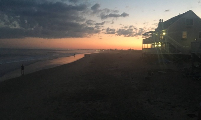 Misquamicut Eigentumswohnung | ON THE BEACH 2 bed 1 bath 350 feet of private beach on Misquamicut Beach