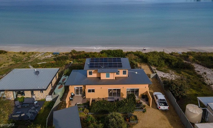 Connellys Marsh Haus | On the Beach at Connellys