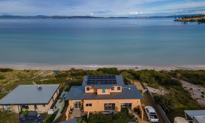 Connellys Marsh Haus | On the Beach at Connellys