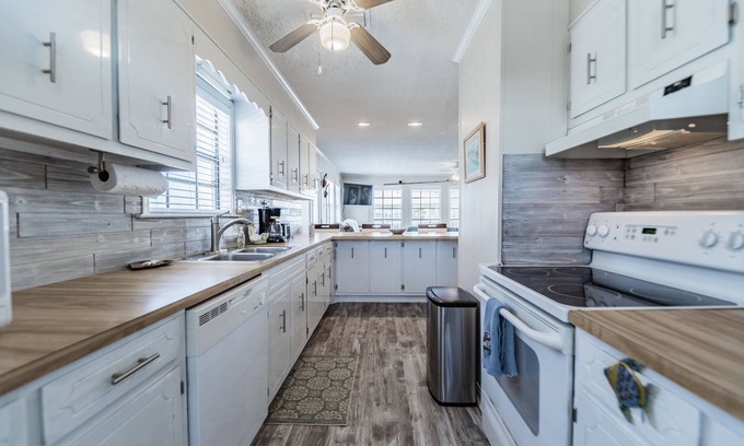 Silver Cay Haus | On the canal with walking access to bay and gulf! Boat friendly! - Neutral Groun