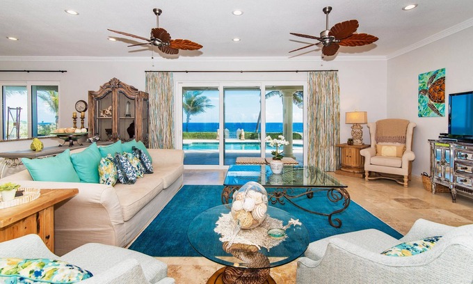 Bodden Town Haus | On The Rocks: Gated Beach Villa mit Pool und geschütztem weißen Sandstrand in der Nähe.