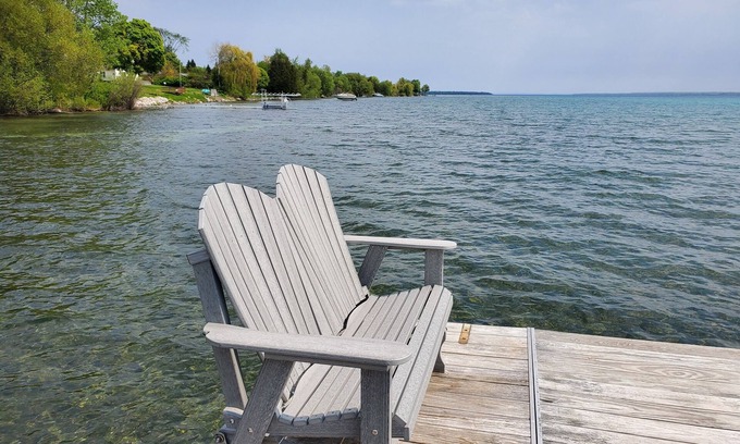 Suttons Bay Wohnung | On West Grand Traverse Bay - Private Carriage House - 4 Schlafplätze