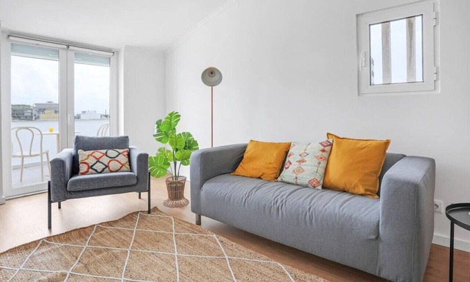 Cacilhas Wohnung | One bedroom Apt | Almada | Balcony w/River Views!
