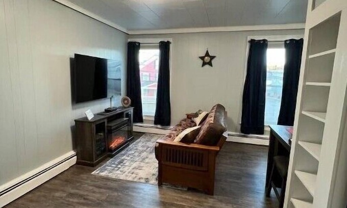 Colebrook Wohnung | One bedroom unit in the Heart of Downtown Colebrook!nn