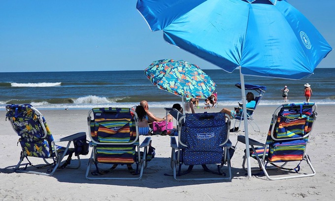 Brigantine Eigentumswohnung | One block from the beach! Cozy beach condo near restaurants and shopping.