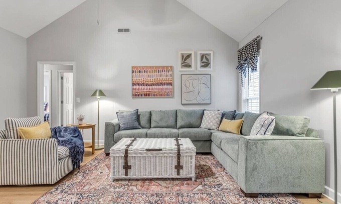 Spring Hill Haus | One-Level 3BR, Yard & Firepit