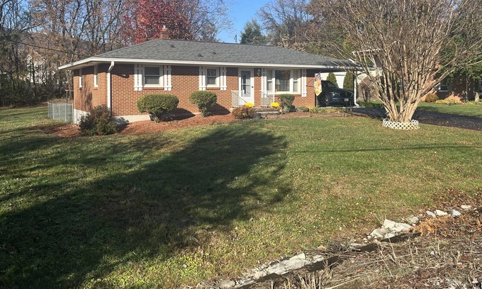Daleville Haus | One mile off exit 150 on interstate 81 in Daleville Va . Sleeps up to 7 .