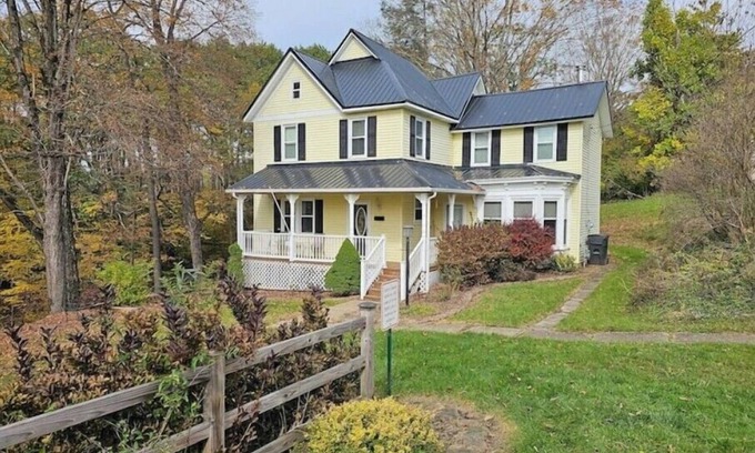 Tidioute Haus | One on the Creek