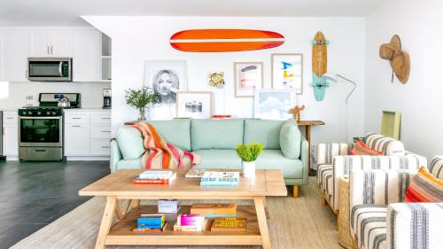 Santa Ana Heights Haus | ONeill I by AvantStay Coastal Paradise Steps from Beach Modern Decor