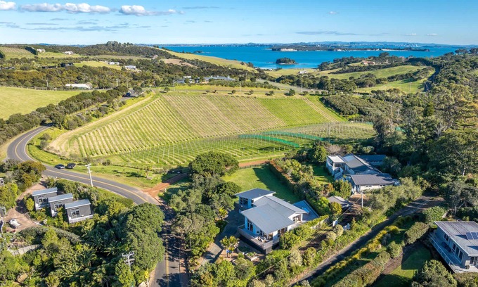 Oneroa Haus | Oneroa Vines and Views | Stay Waiheke