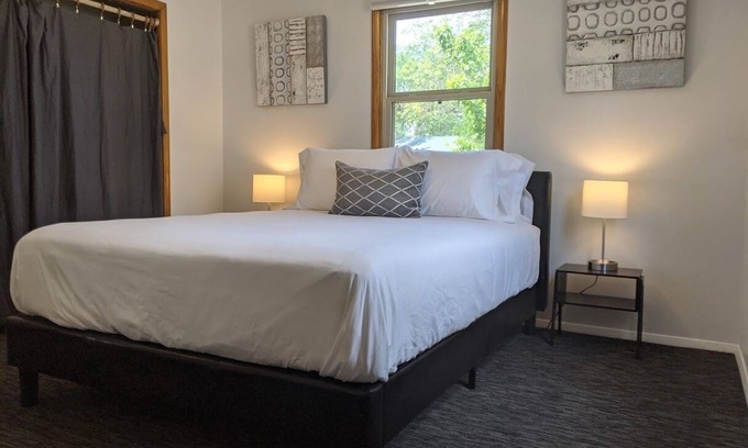 Bismarck Haus | ONLY 1 mi to Cap. & Both Hosp-Cozy 2 Bed Home