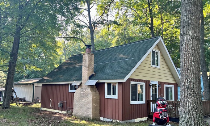 St. Helen Hütte | Only a short walk to the lake! Or a Short ride to the trails!