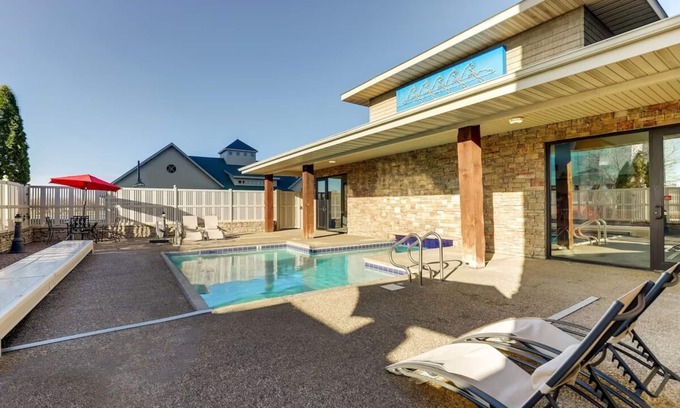 Moline Hotel | Onsite pool, Stoney Creek, Expanded King w/ Whirlpool | 2 Units