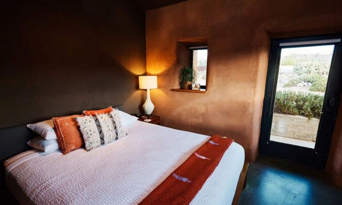 Joshua Tree Hotel | Boho Chic, Luxus Suite mit Kingsize-Bett, Außendusche, Badewanne und sternenklarem Bett