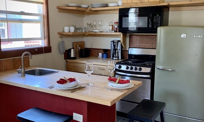 Markleeville Wohnung | Open, airy, upstairs studio apartment in the heart of Markleeville. Pet friendly