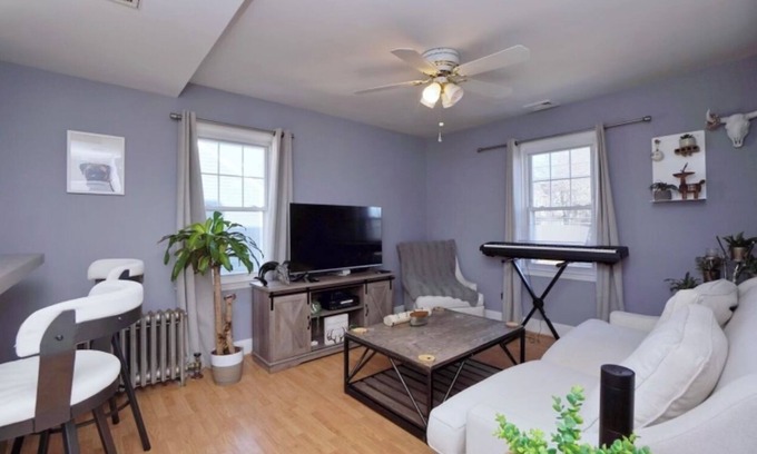 Summit Wohnung | Open Concept APT with Full Gym