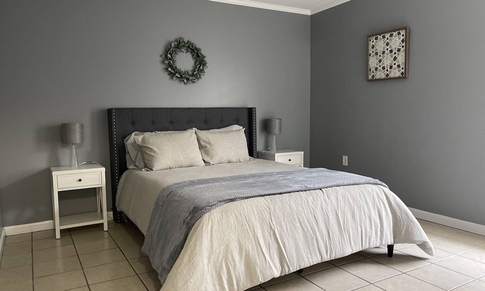 Gray Wohnung | Open Floor Plan. Very Spacious 2 Bedroom Apt.