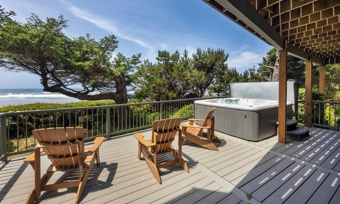 Seal Rock Haus | Orca Manor, Oceanfront, NEW SAUNA! Beach Access, WiFi, Hot Tub, BBQ