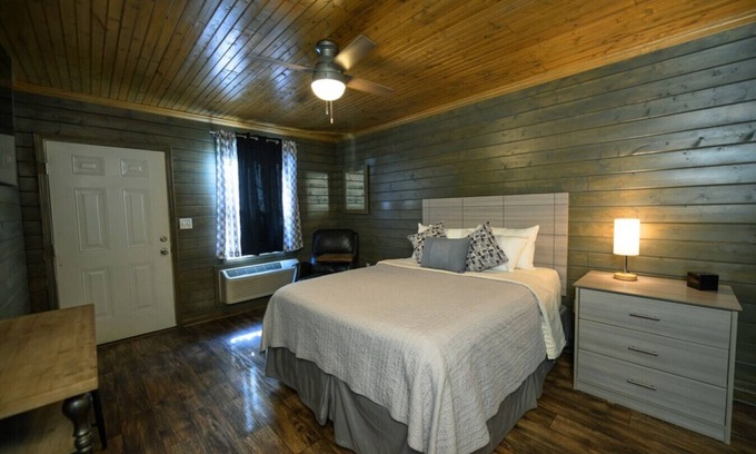 Lake Village Eigentumswohnung | Orchard Oasis with High-Speed Internet/Smart TV!