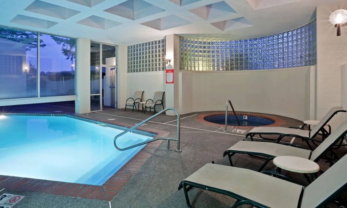 Lake Forest Haus | Oregon Gem! 2 Comfortable Units, Onsite Swimming Pool, Parking and Shuttle!
