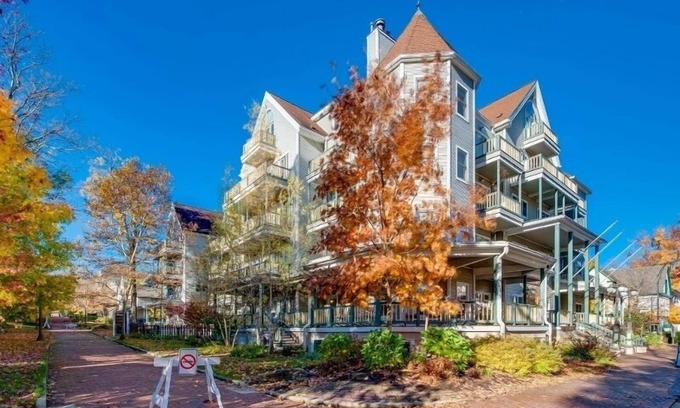 Chautauqua Eigentumswohnung | Originally built in Chautauqua Institution in 1890, the original St. Elmo Hotel building was torn down and rebuilt as a residential condominium. It now offers the convenience of an elevator
