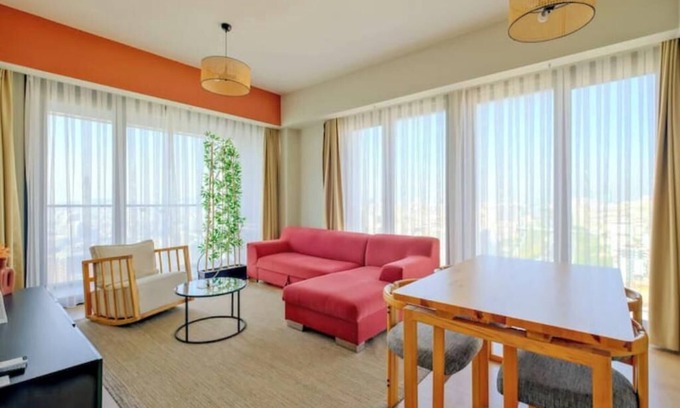 Umraniye Wohnung | Orion - Modern 2BD Apt w/ City View Pool & Parking