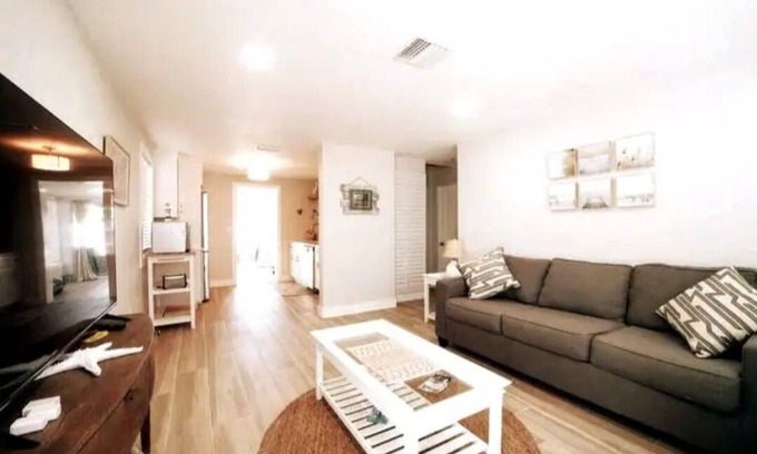 Ormond-by-the-Sea Haus | Ormond-by-the-Sea-Charming 2-bedroom home-close to beach and intracoastal