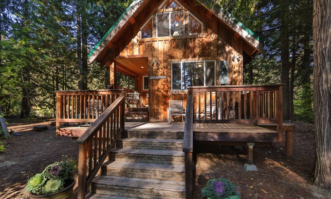 Leavenworth Kabine | Osprey Nest Cabin: Gemütliche private Hütte am Wenatchee River mit Whirlpool
