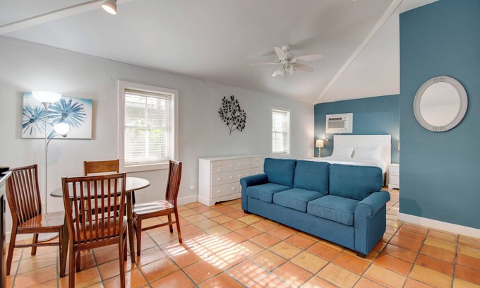 Uptown - Upper Duval Hütte | Osprey Suite | Charming Hideaway, Hot Tubs, Close to Duval!