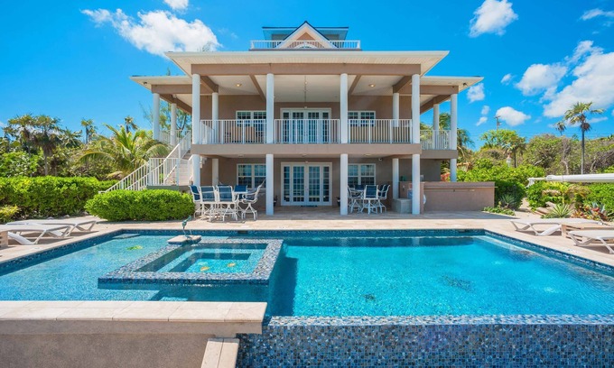 East End Haus | Unser Cayman Cottage: Geräumiges Familien-Strandhaus mit Pool, Spa, Kajaks und Arcade-Zimmer