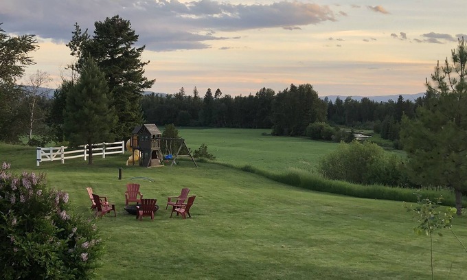 Kalispell Haus | Whirlpool! Friedlicher Rückzugsort auf dem Land, 6 Meilen östlich von Kalispell, in der Nähe des Gletschers