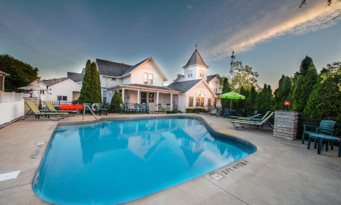 Port Clinton Hotel | OurGuest Inn & Suites Downtown Port Clinton