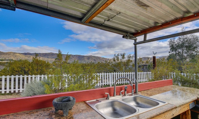 Morongo Valley Kabine | Outdoor Kitchen: Mtn-View Morongo Valley Cabin!