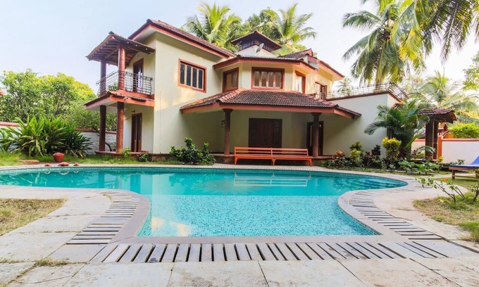 Morjim Haus | Außenpool mit klassischem Schlafzimmer in Goa