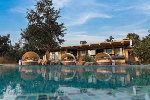 Mandla Kabine | Outpost 12, A Sinali Experience, Kanha