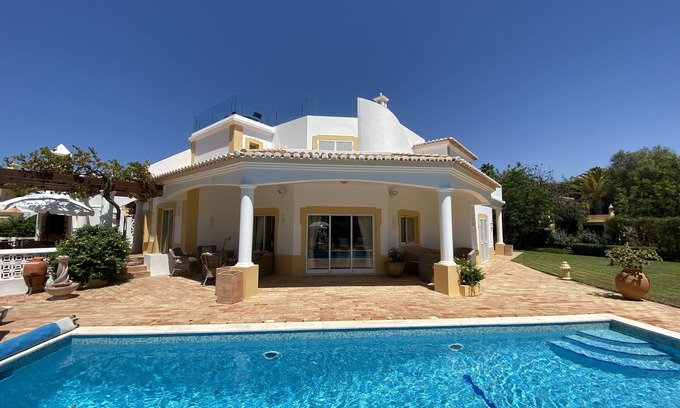 Estombar Villa | Luxuriöse Villa mit 5 Schlafzimmern und Blick auf den Golfplatz